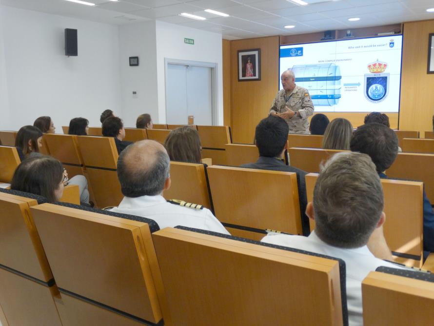 Conferencia al grupo de asistentes