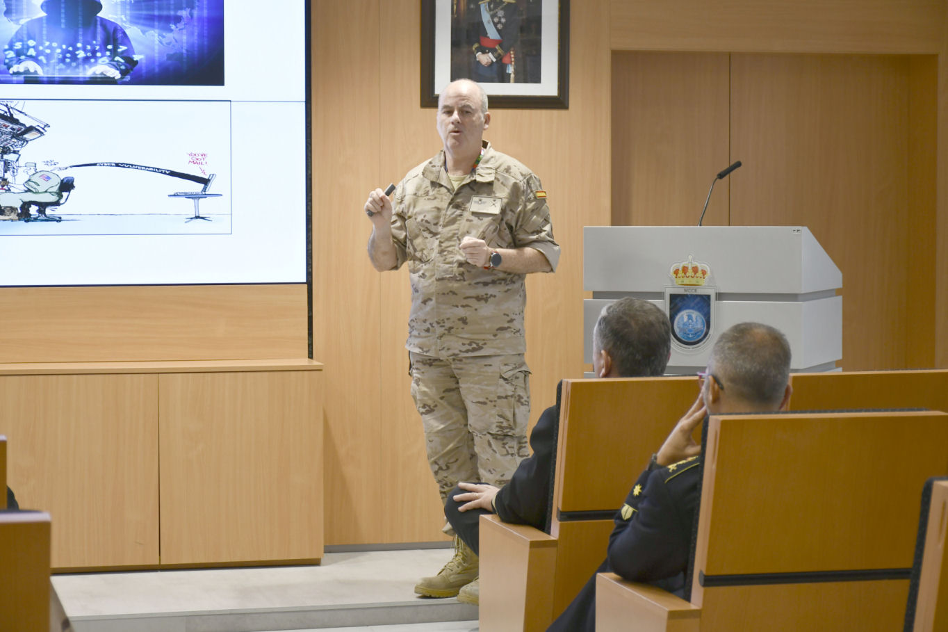 El Gral. Juste impartiendo su conferencia sobre el MCCE