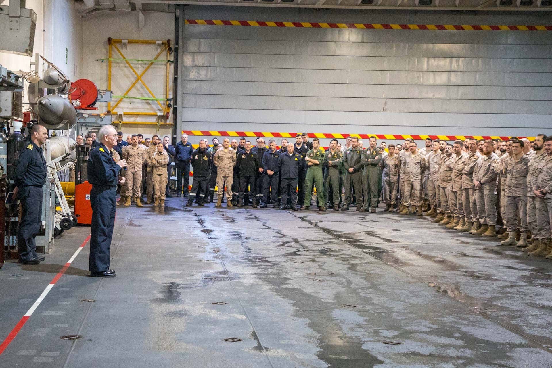 El almirante general López Calderón durante su visita al personal del Dédalo25