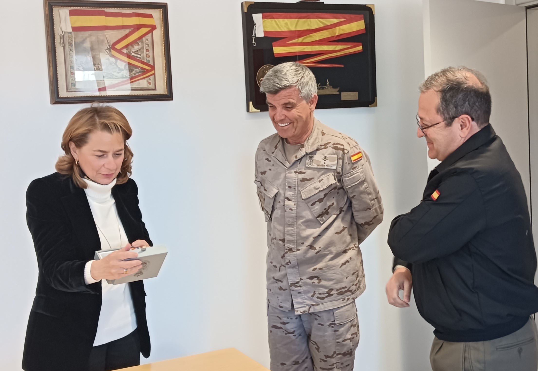 La subsecretaria de Defensa recibe un obsequio del MCCE