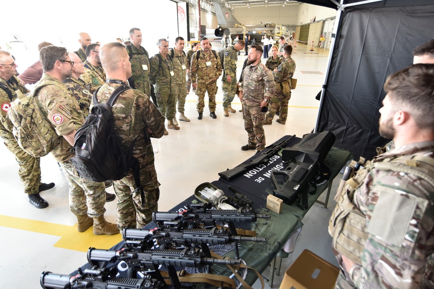 Visita a la Base Aérea 113, material de seguridad y defensa