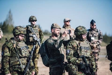 Observación de ejercicio de fuego real de una Unidad estonia