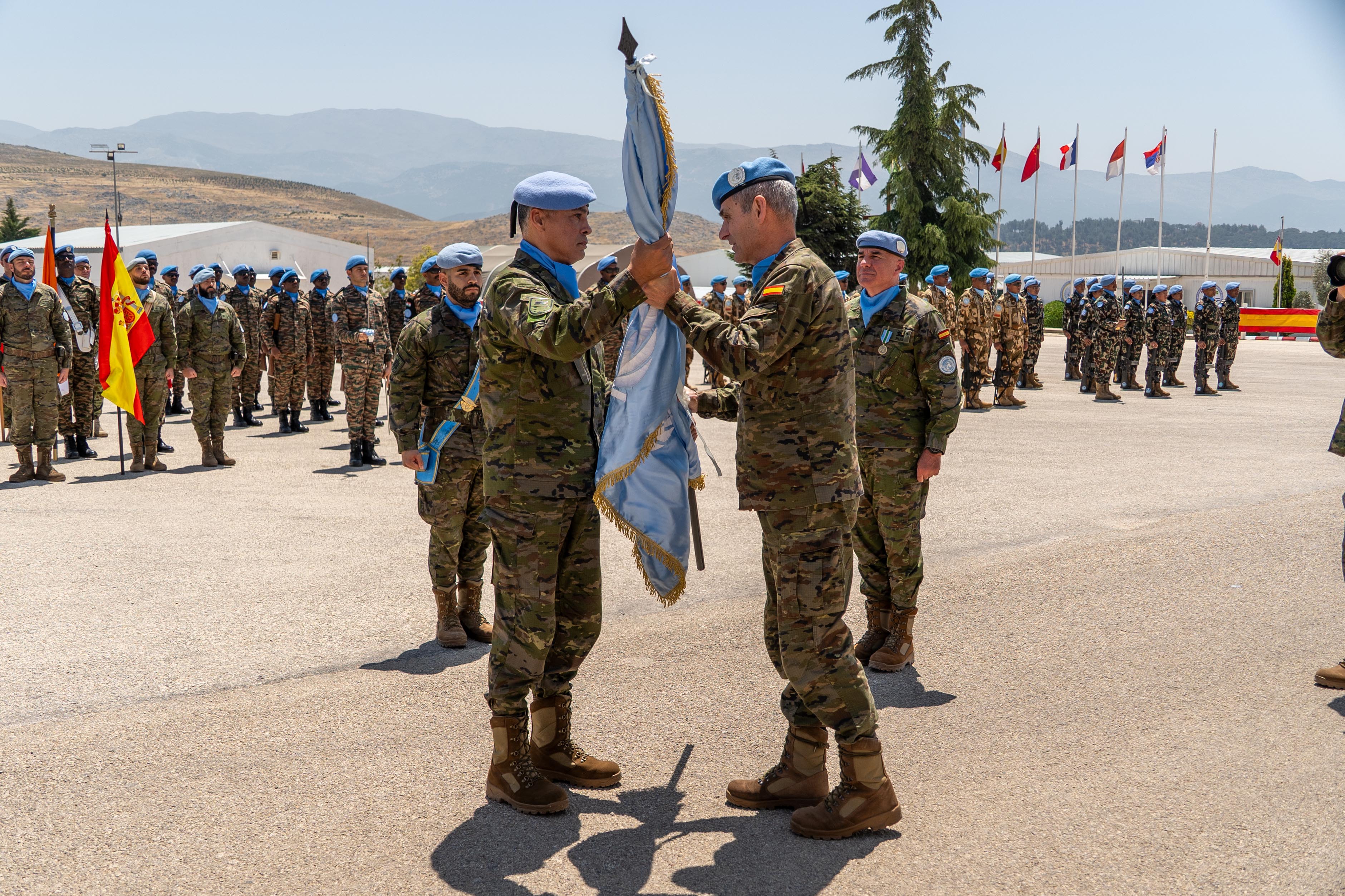 Entrega de la bandera de Naciones Unidas al general Esteban Cabrejos