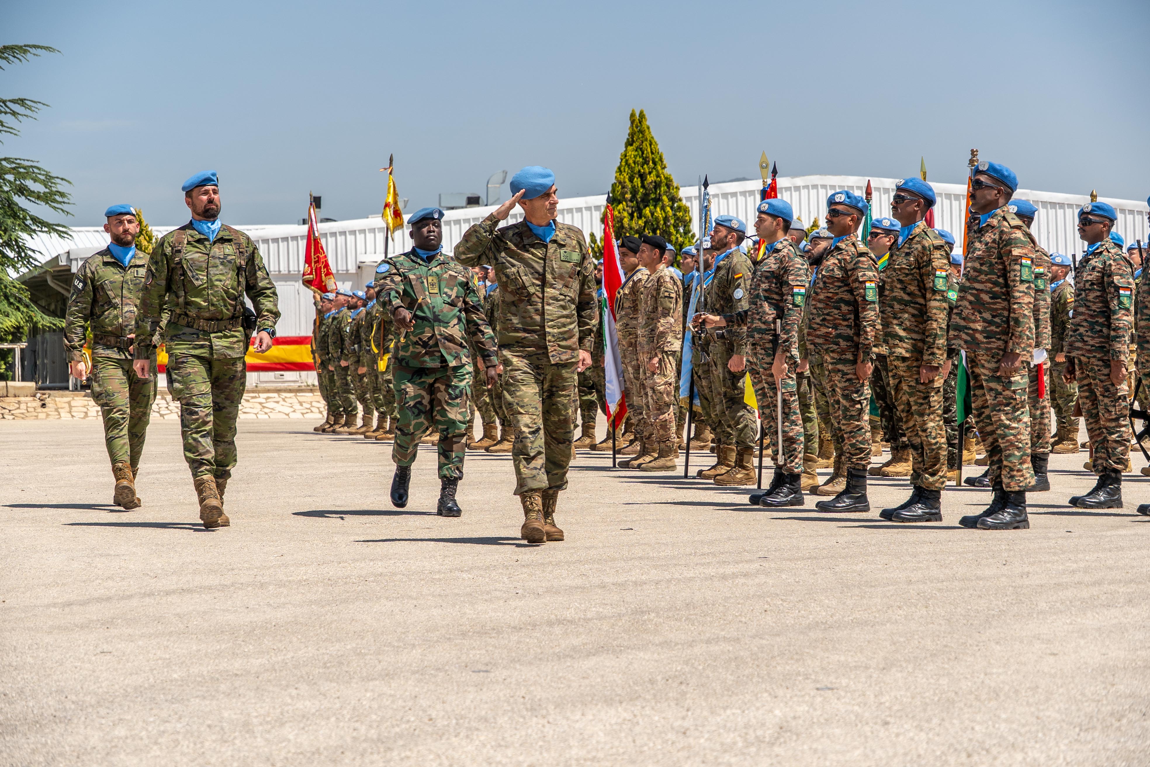 Teniente general Aroldo pasa revista