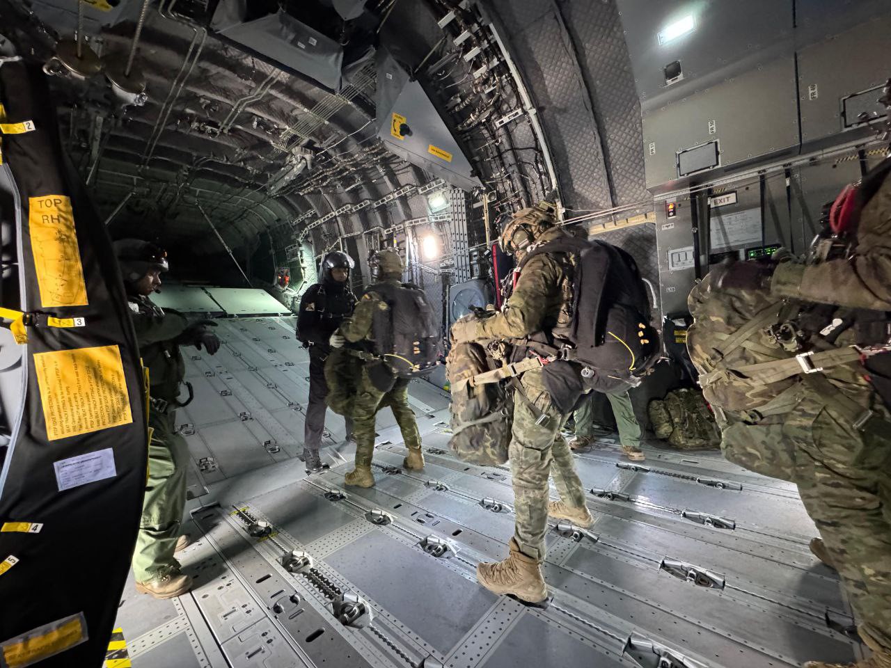 Saltador de alta cota preparado para el lanzamiento