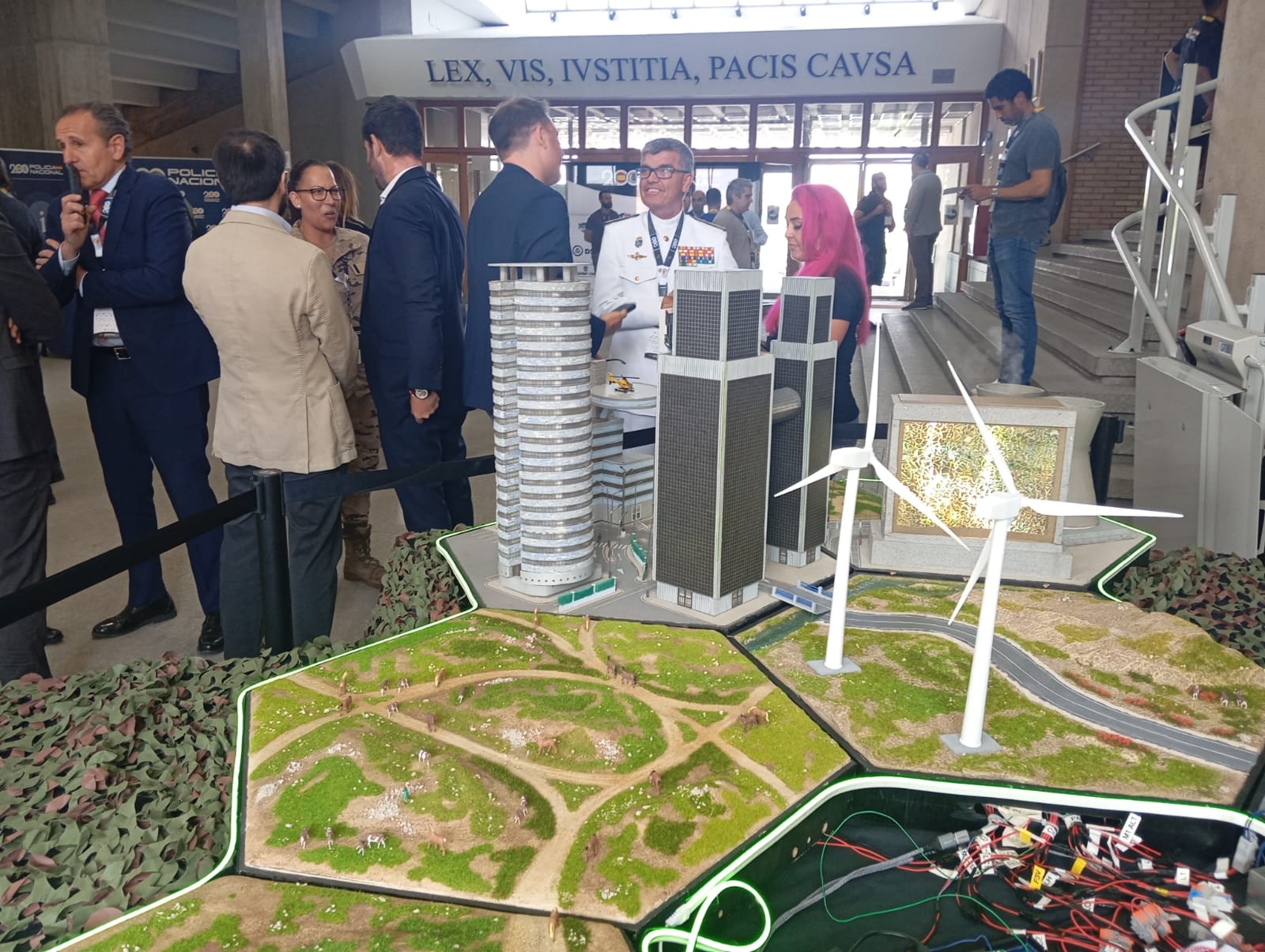 El Comandante del MCCE en C1b3rwall