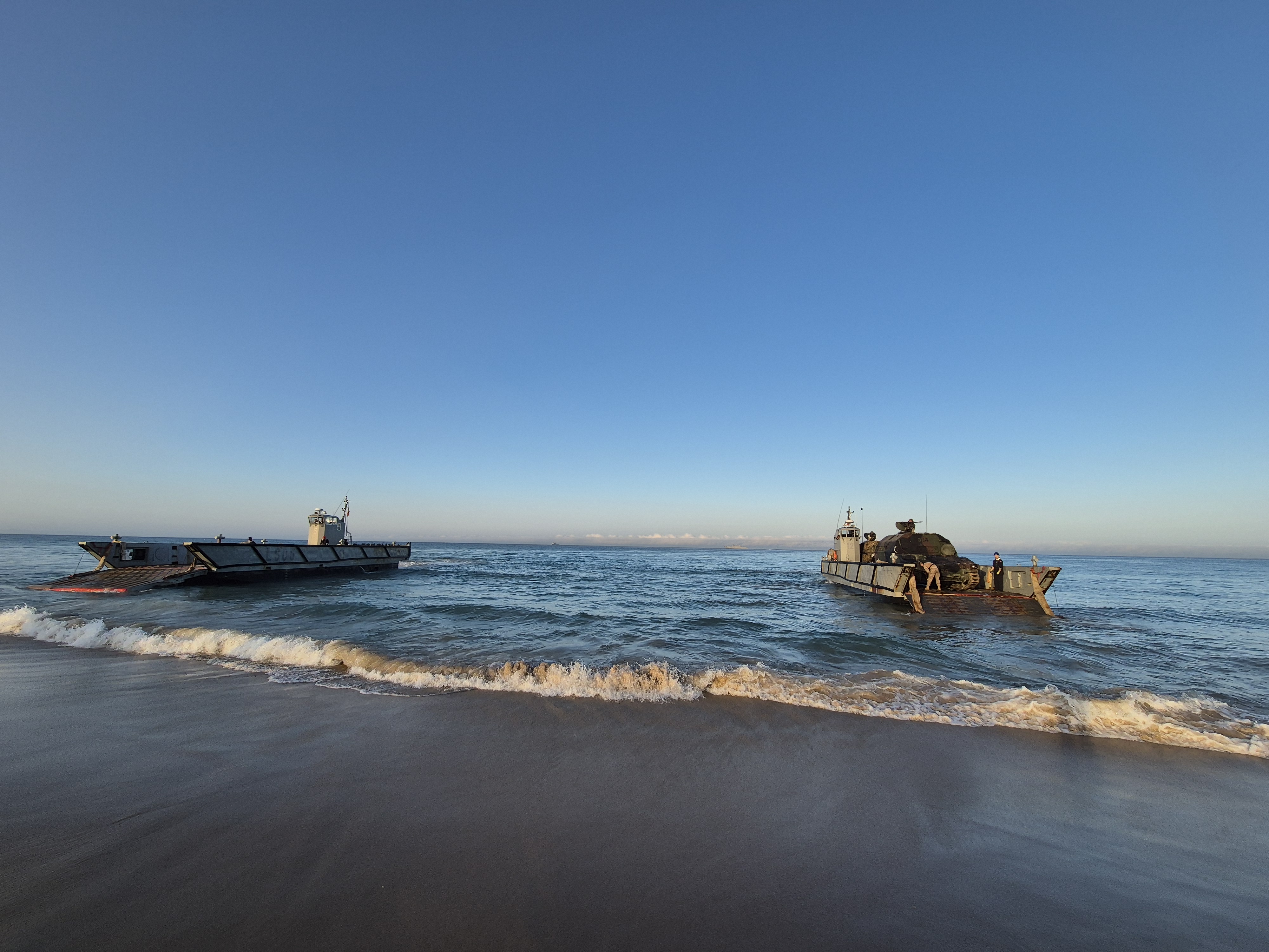 Lanchas de desembarco toman la playa