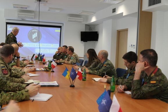 Visita al JATEC del general Zacarias de LANDCOM y su comisión