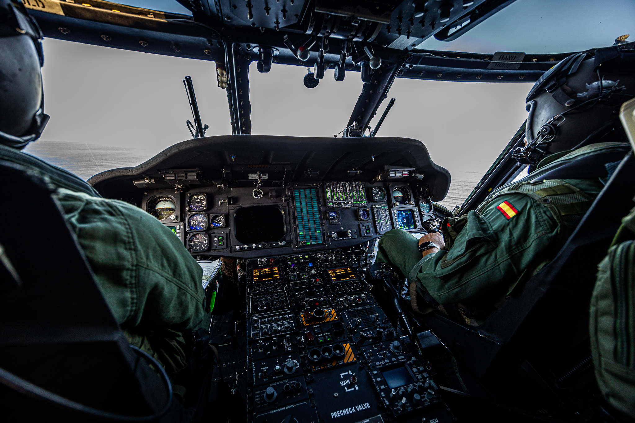 Militares en helicóptero SH60F