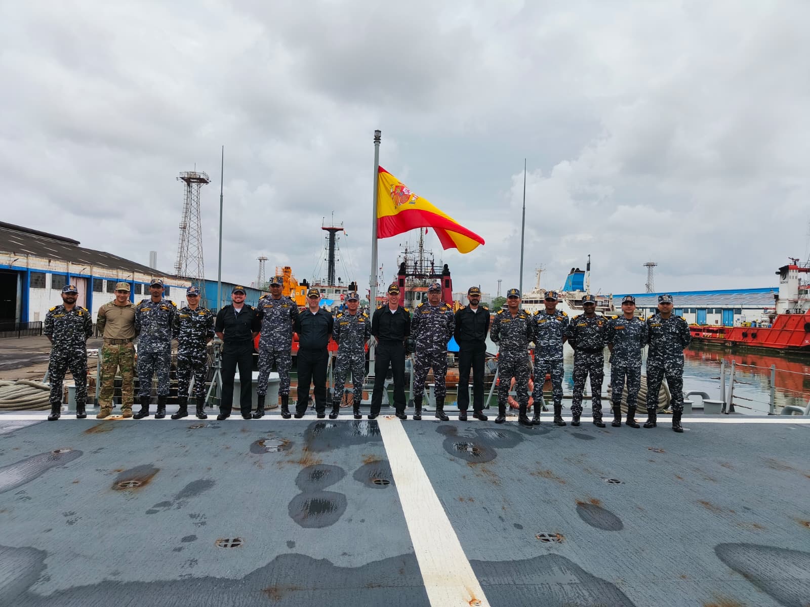 Marinos indios en la Mendez Nuñez