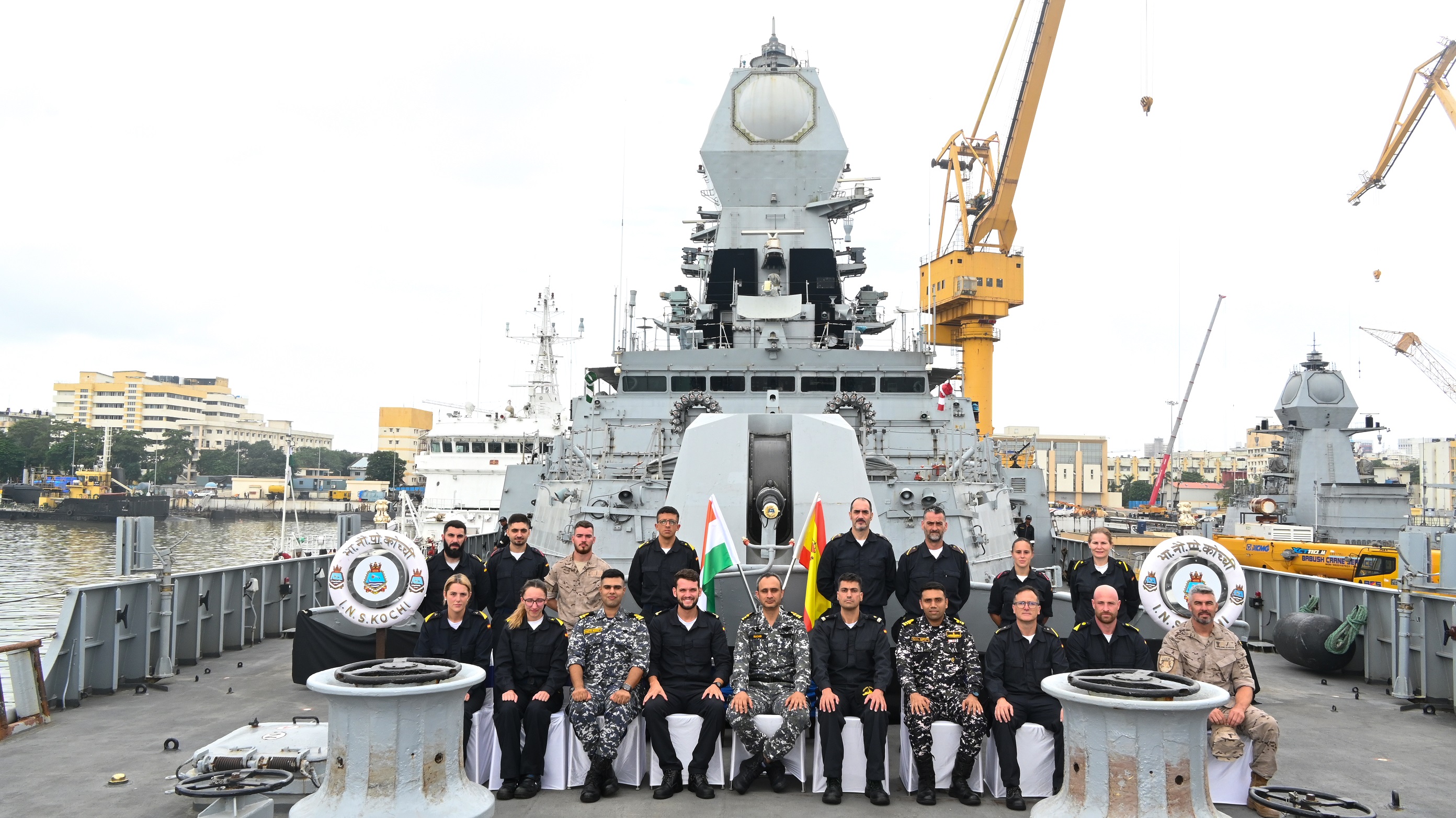 Dotación española en el destructor indio