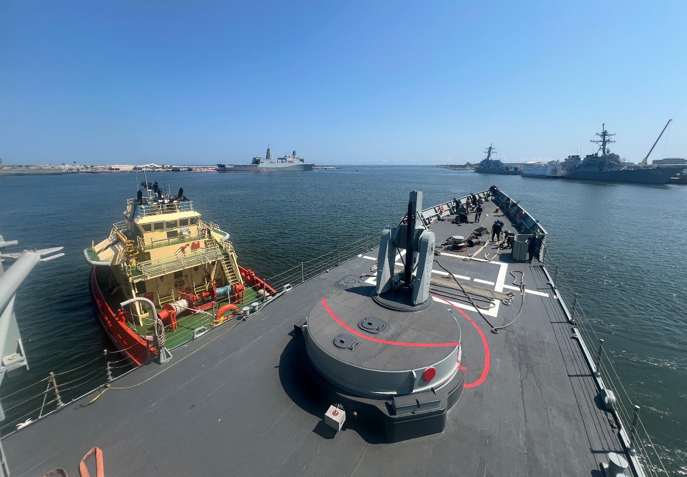 La fragata ‘Canarias’ abandonando la Base Naval de Mayport