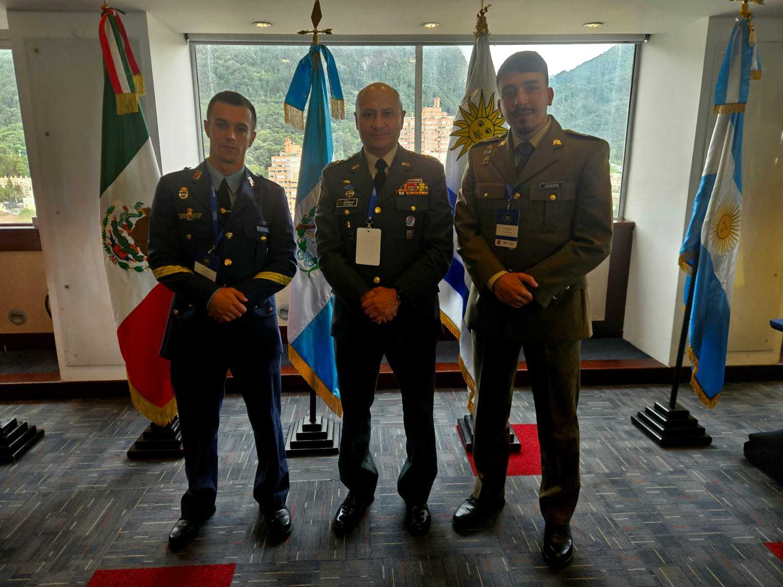 Dos sargentos del MCCE y el Coronel del Comando Cibernético Colombiano