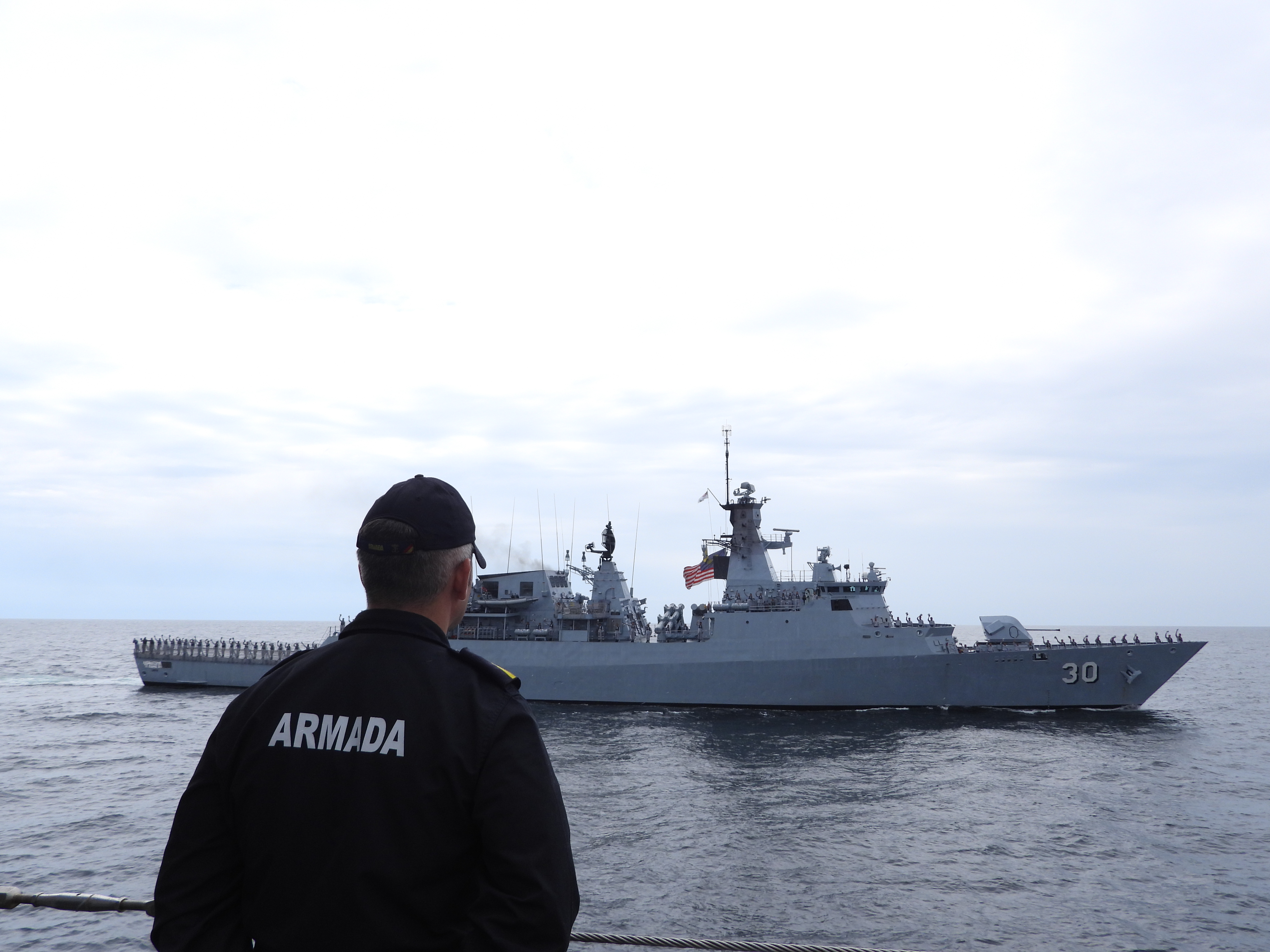 Ejercicio naval junto a la fragata RMN Lekiu