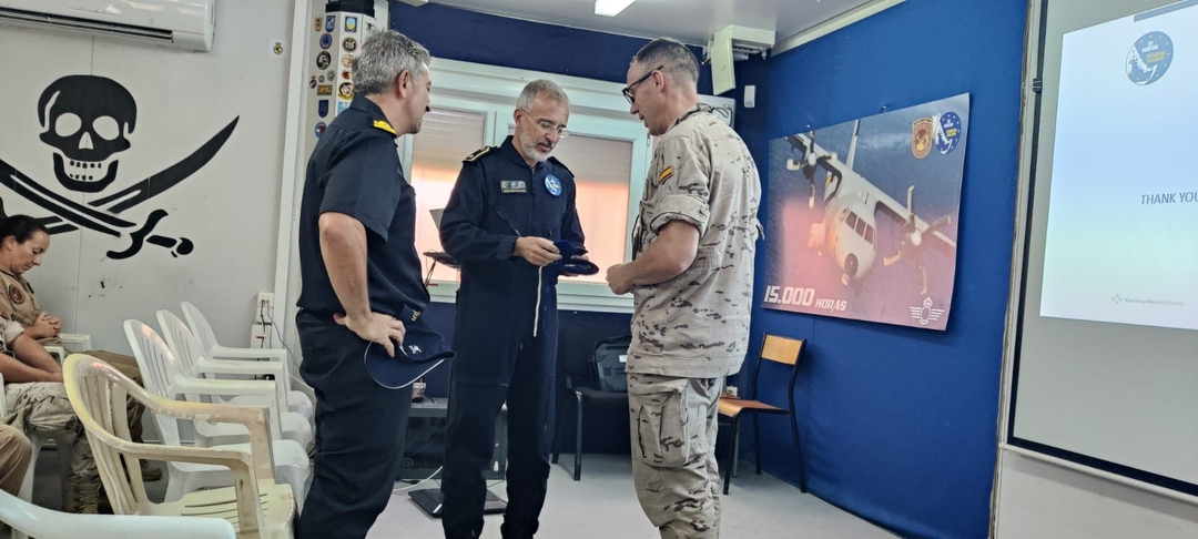 Force Commander entrante y saliente de la Operación Atalanta