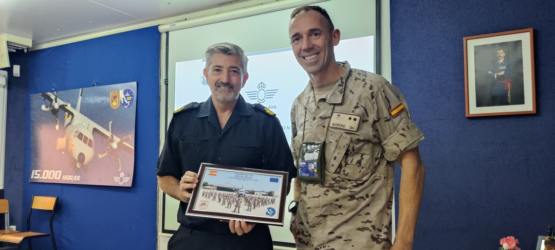 Contraalmirante Vázquez Sanz con el Jefe de Fuerza del DAT ORION