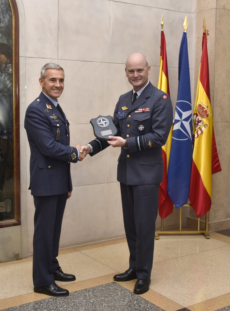 Entrega de obsequio institucional