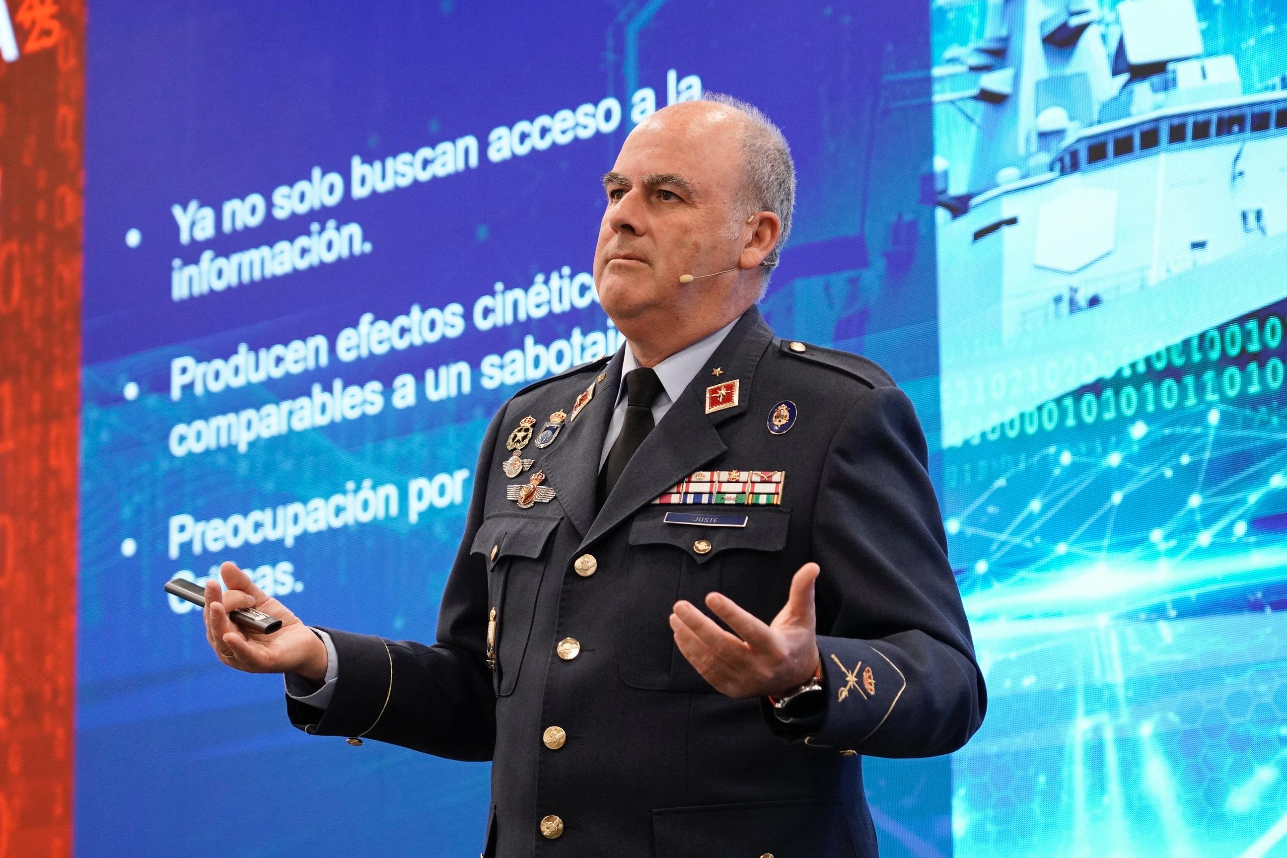 El general Federico Juste en su ponencia