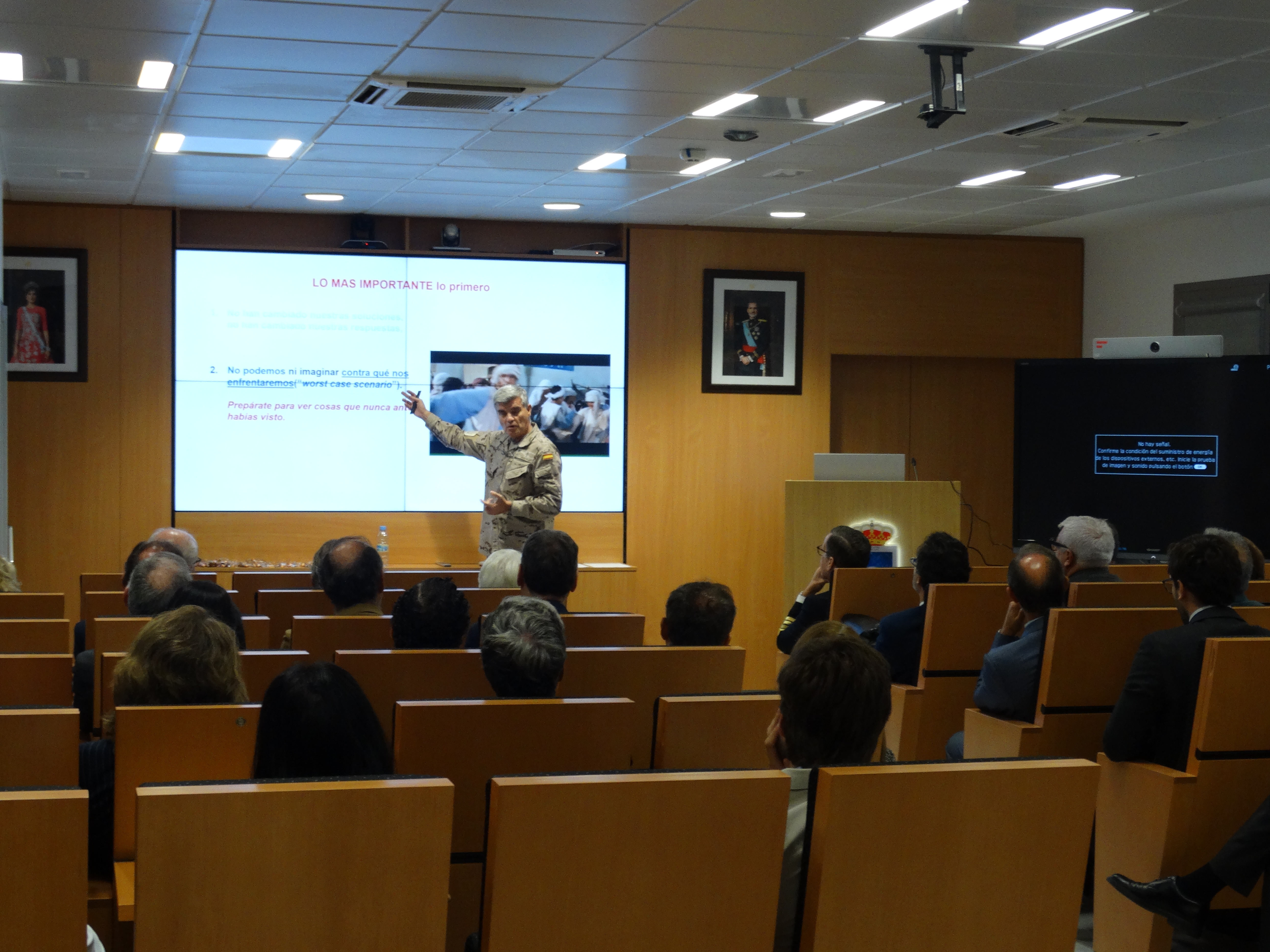 El vicealmirante Roca en su ponencia