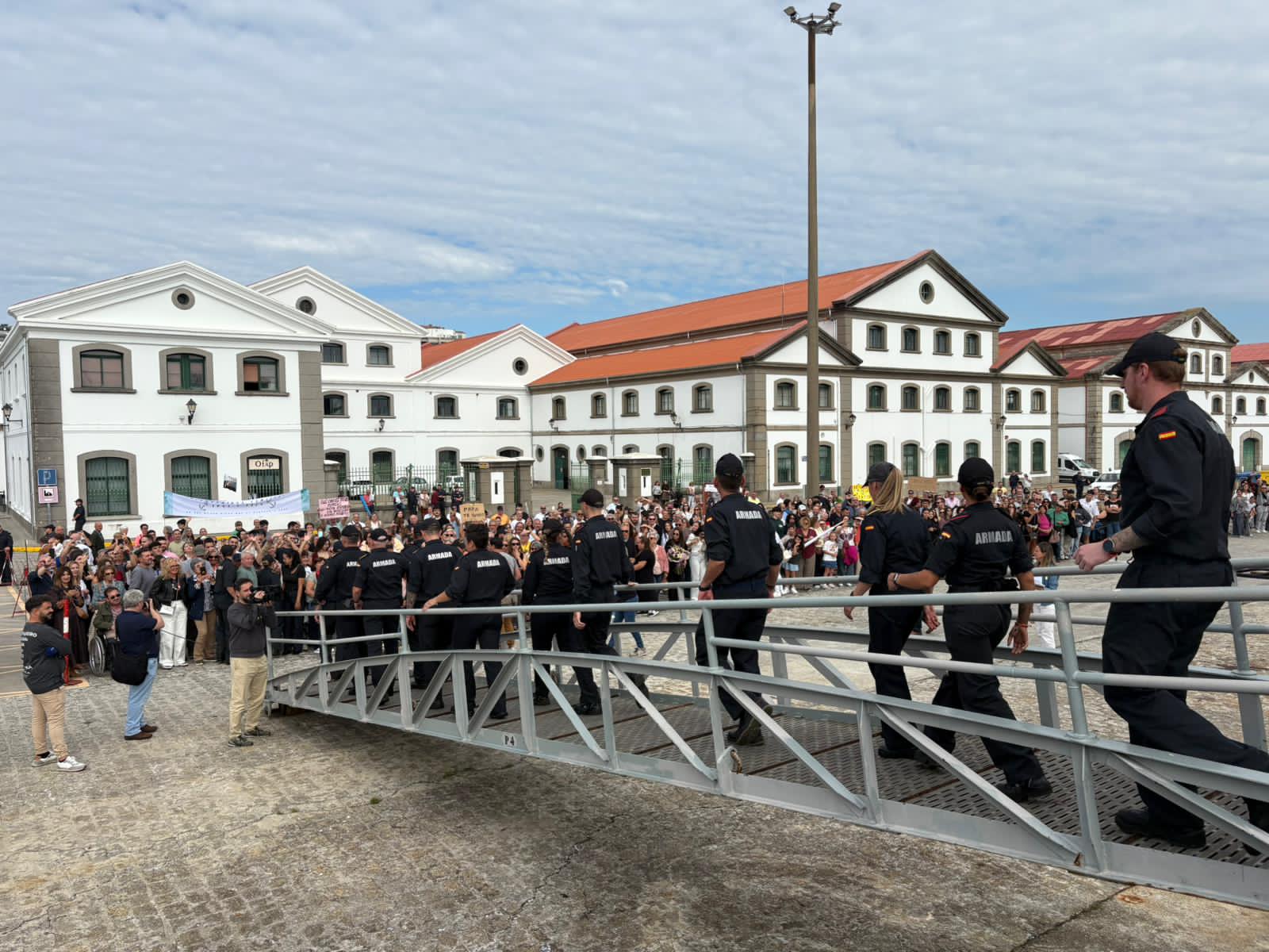 Personal de la fragata a su llegada