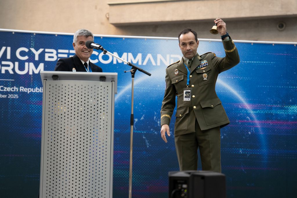 El Comandante del MCCE entrega la ‘Campana de Comandante del CCF’