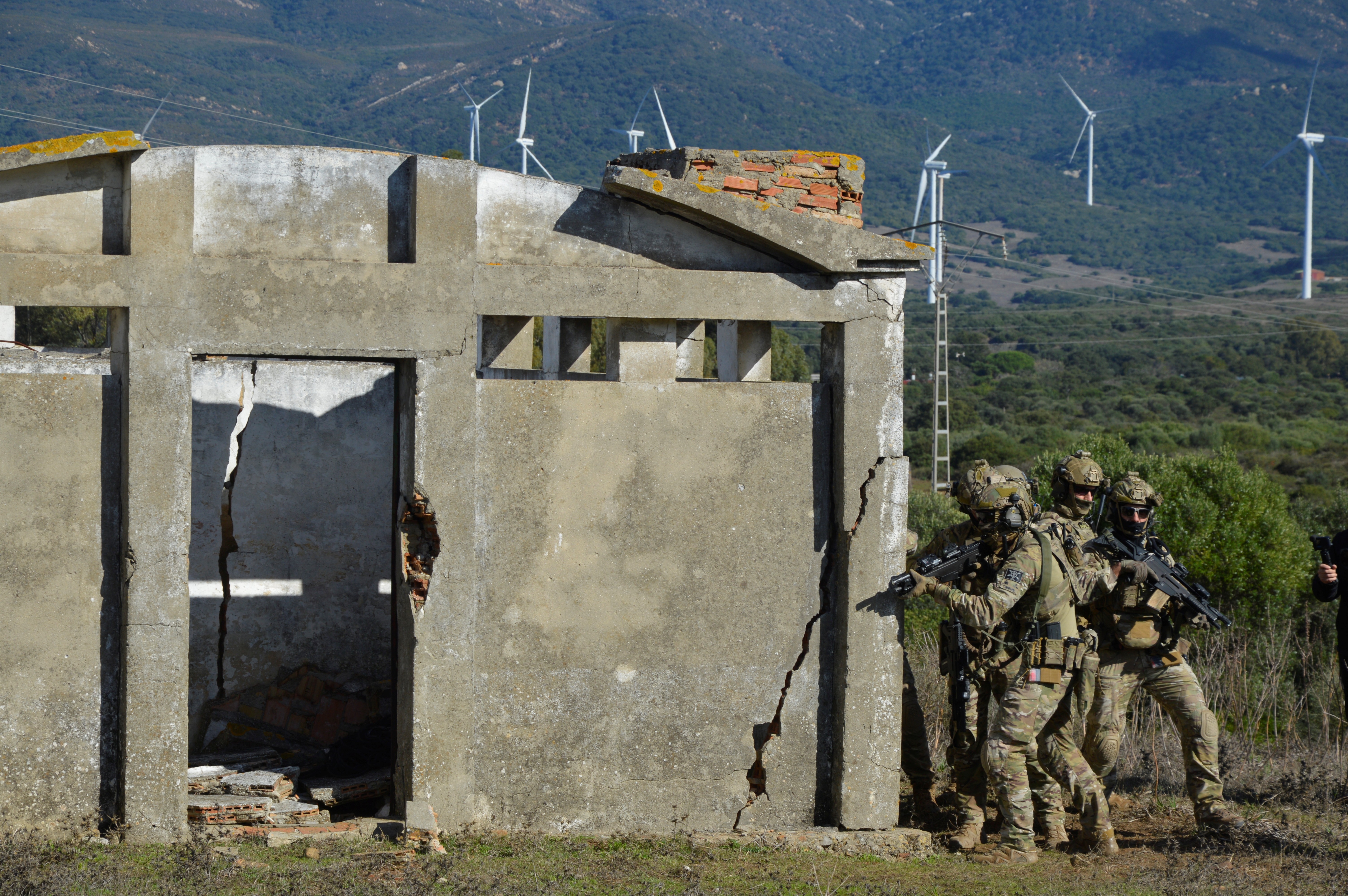 Elementos de Operaciones Especiales avanzan y aseguran un edificio durante SOFEX-25