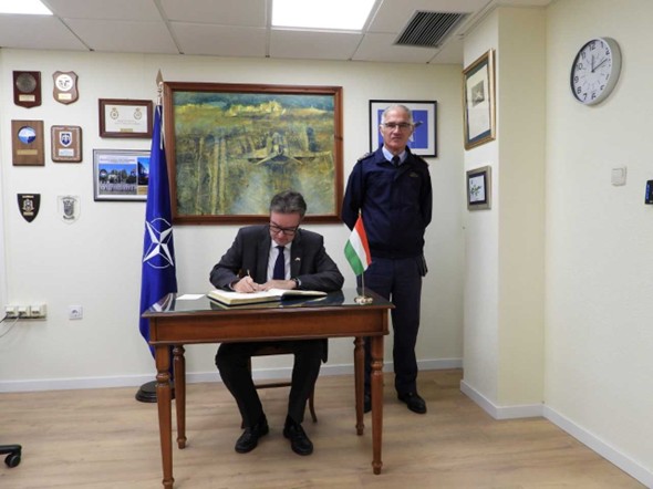 Firma del libro de Honor de la Unidad