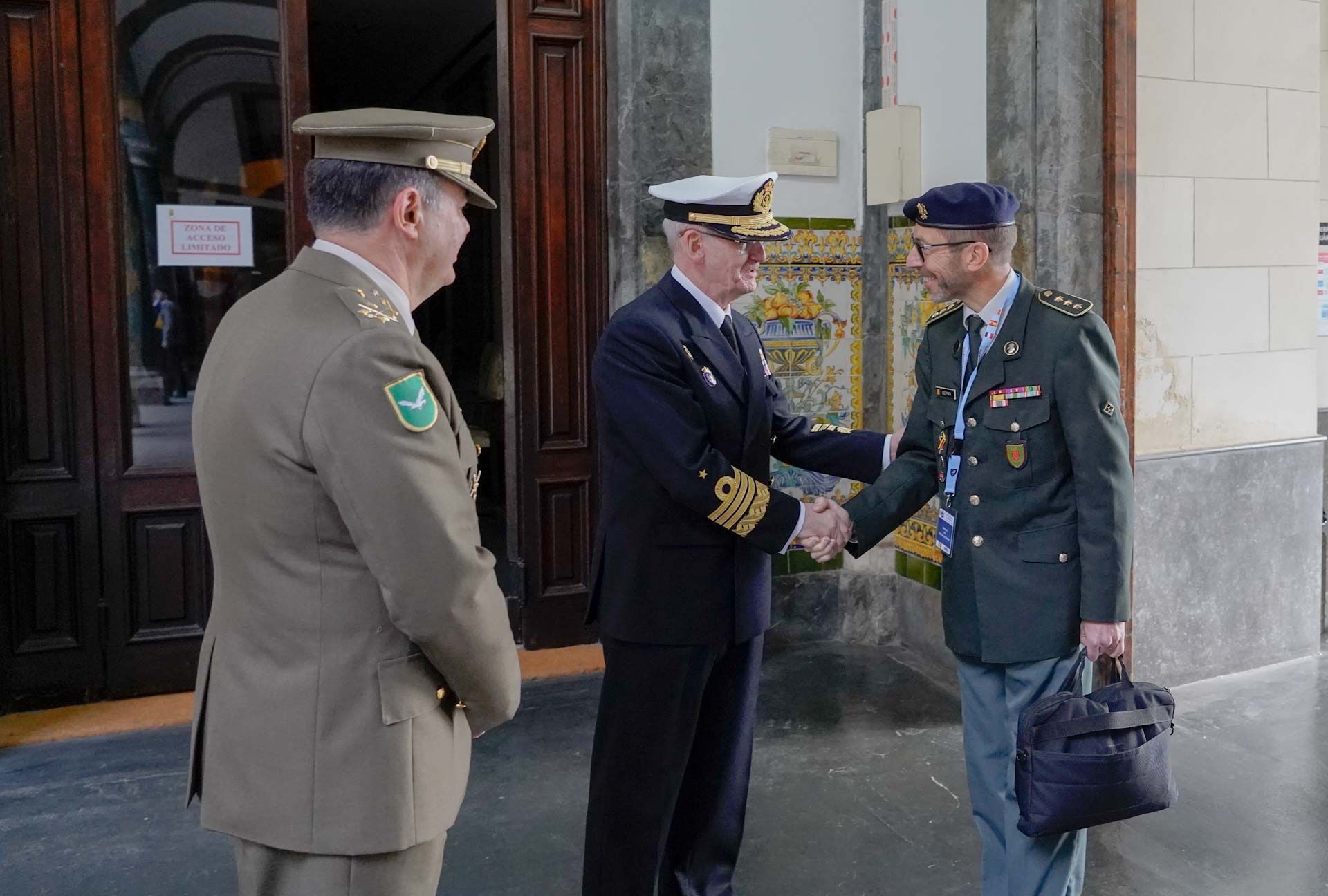 Llegada del JEMAD a la sede de la reunión
