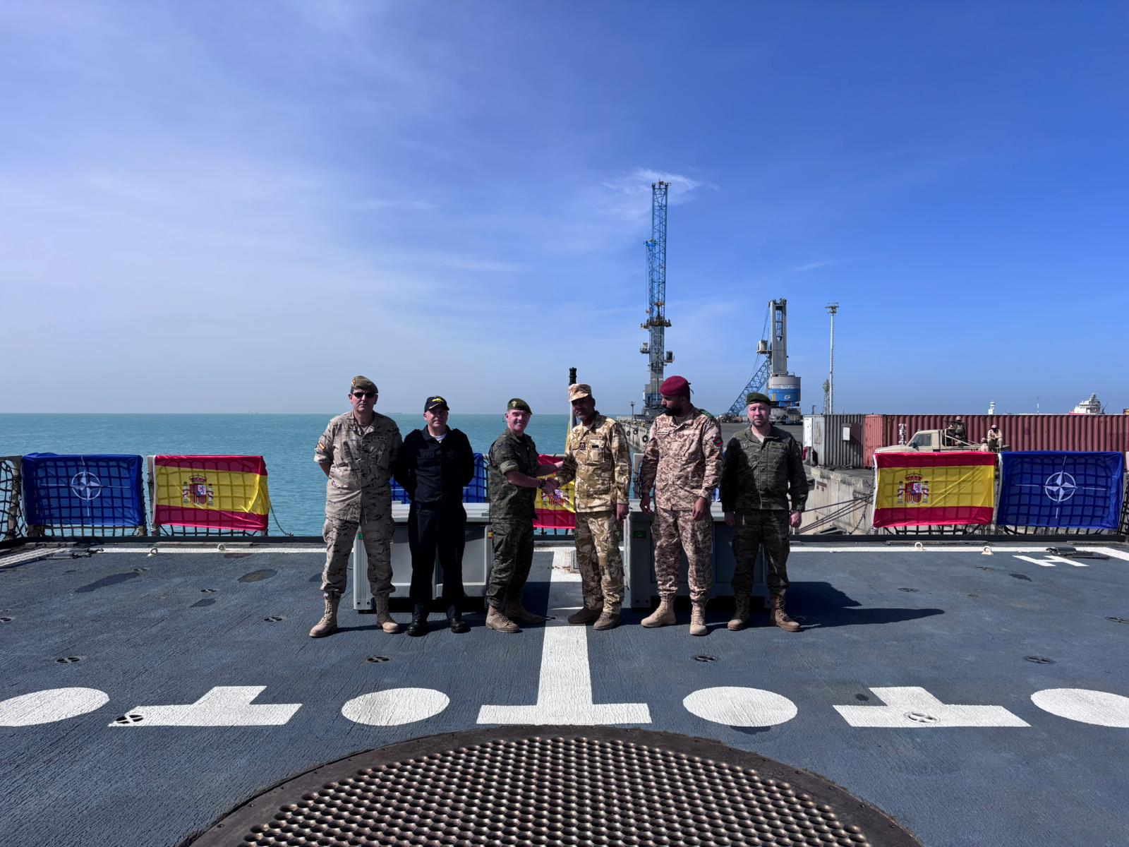 Los representantes del MCOE con el Agregado de Defensa en Mauritania y el Comandante del BAM “Rayo”