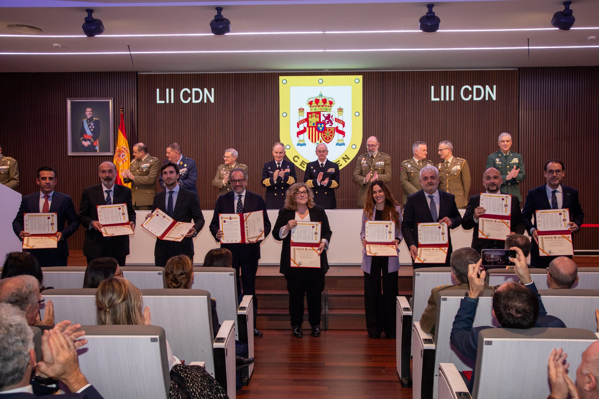 Entrega de diplomas a los alumnos de los Cursos de Defensa NAcional