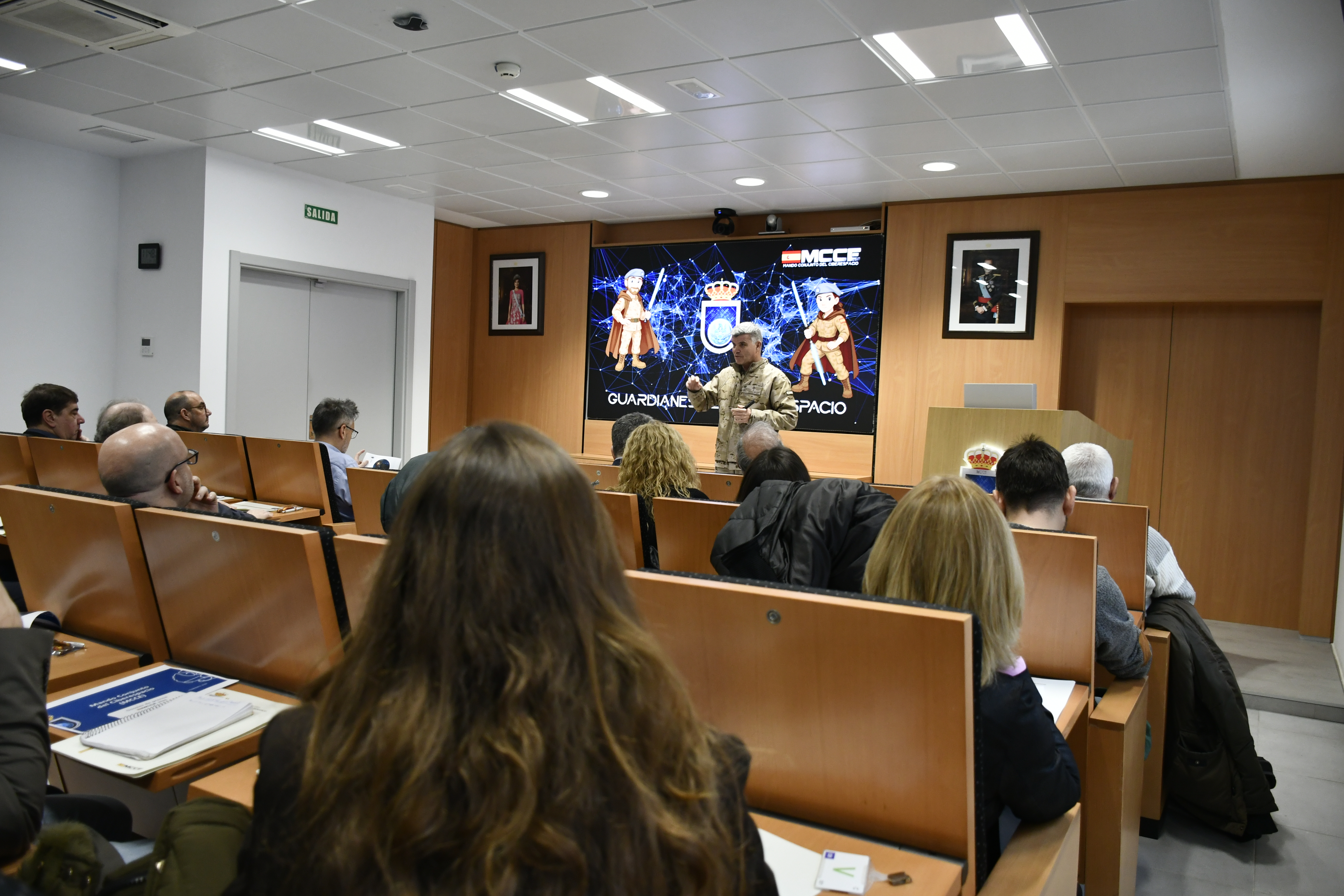 El vicelamirante Roca se dirige a los periodistas