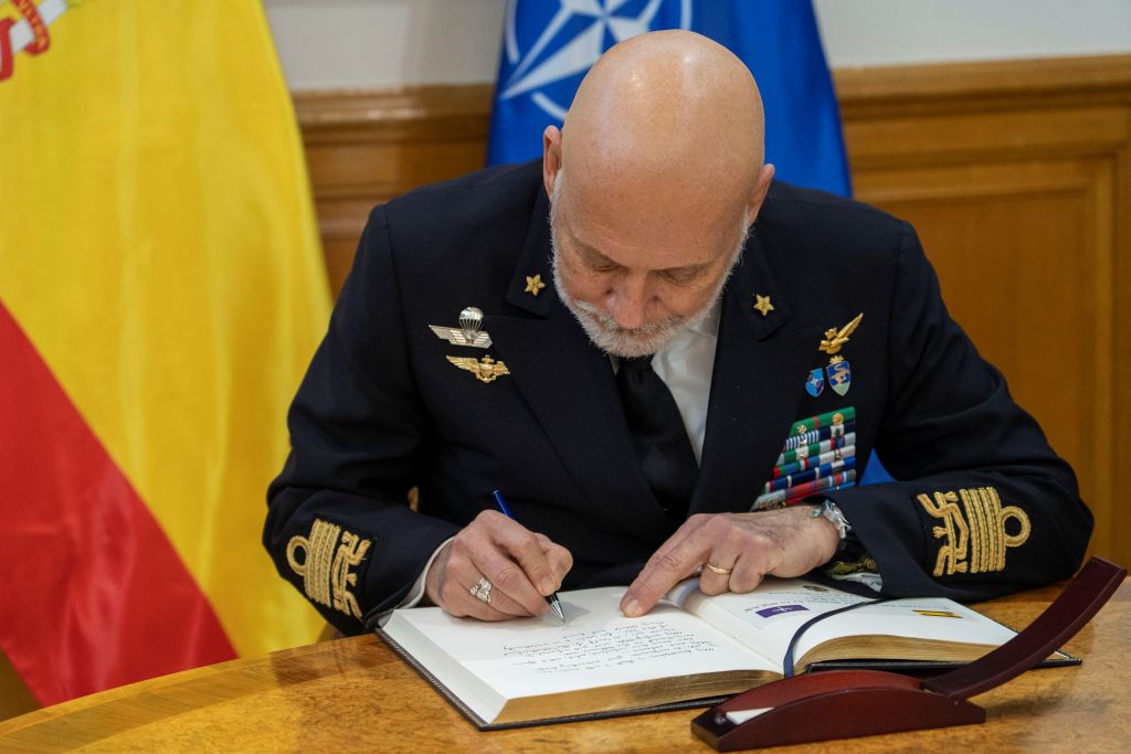 Firma en el libro de HONOR del CGEMAD