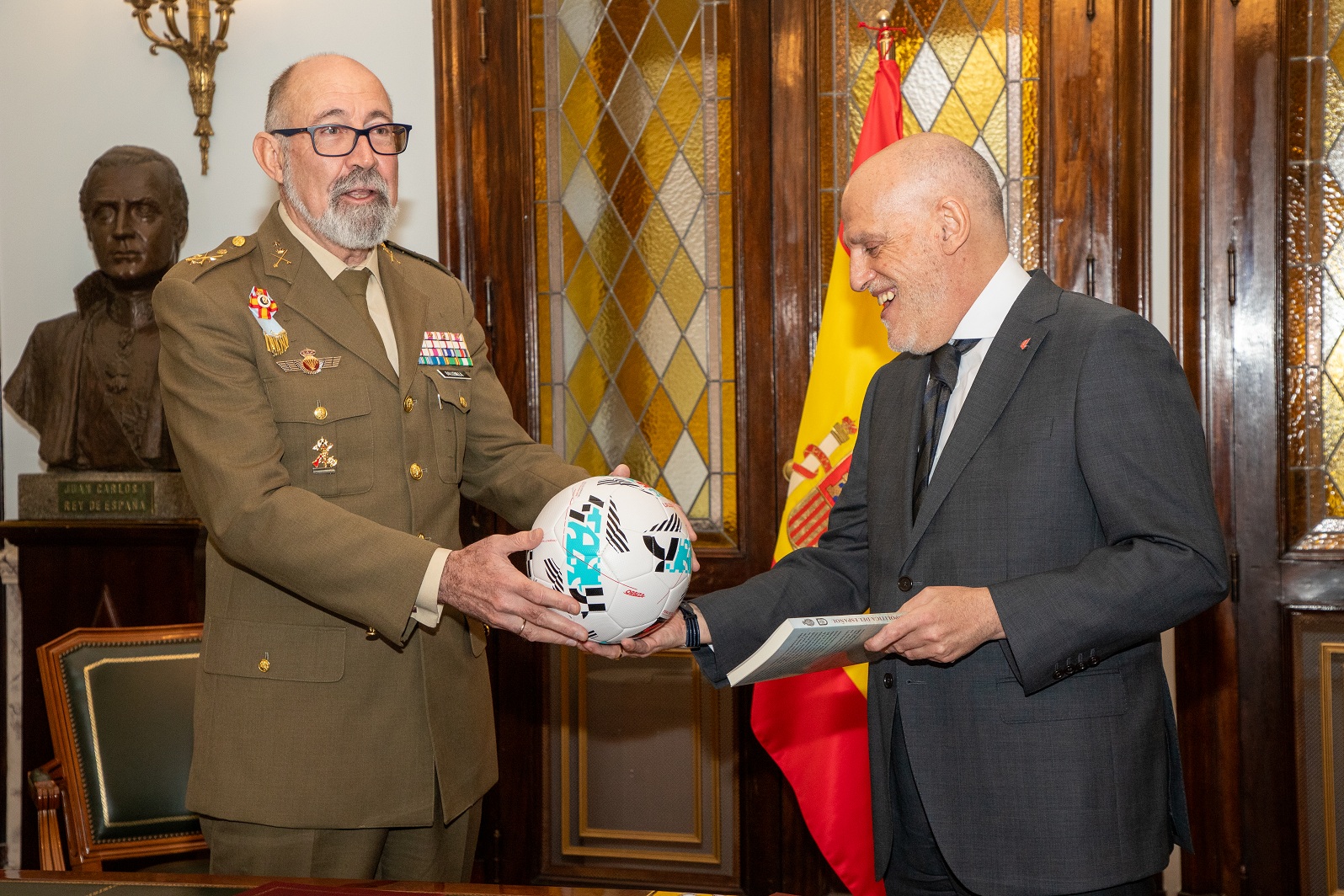 Intercambio de obsequios institucionales