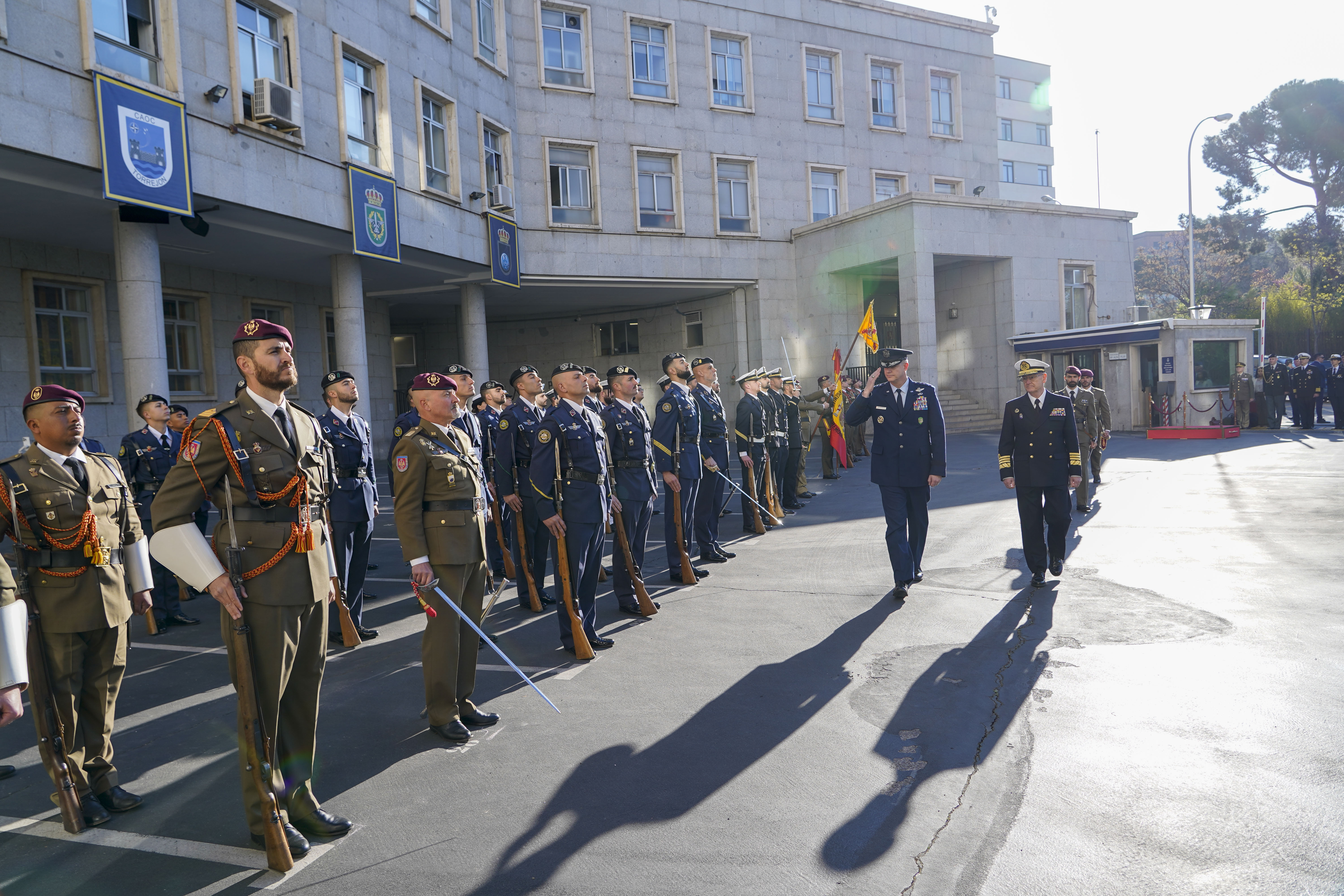 Recepción con honores en el cuartel general del EMAD