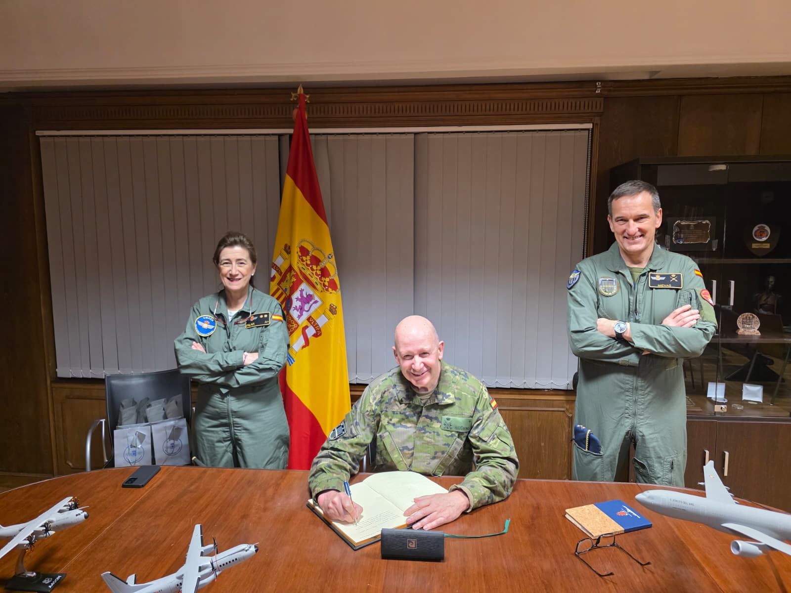 Firma del CMOPS en el libro de honor de la UMAER