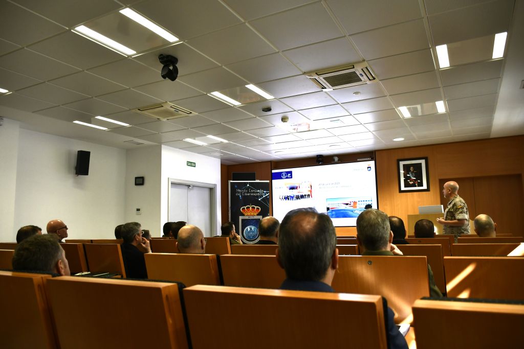 El suboficial mayor Prada se dirige a XLVII Curso de Agregados y Consejeros de Defensa