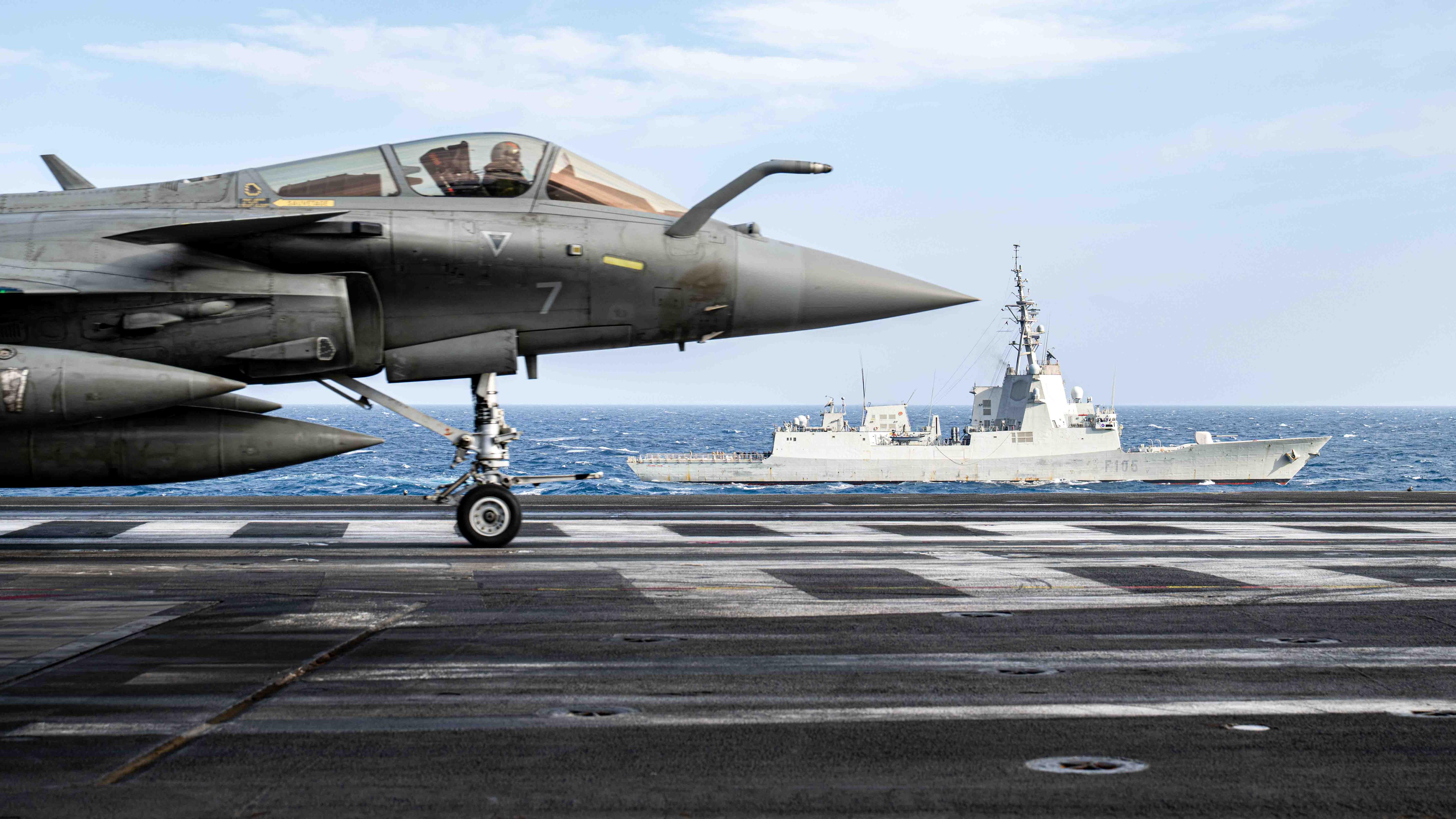 RAFALE MARINE del portaaviones “Charles de Gaulle” durante la escolta de la fragata “Cristóbal Colón”