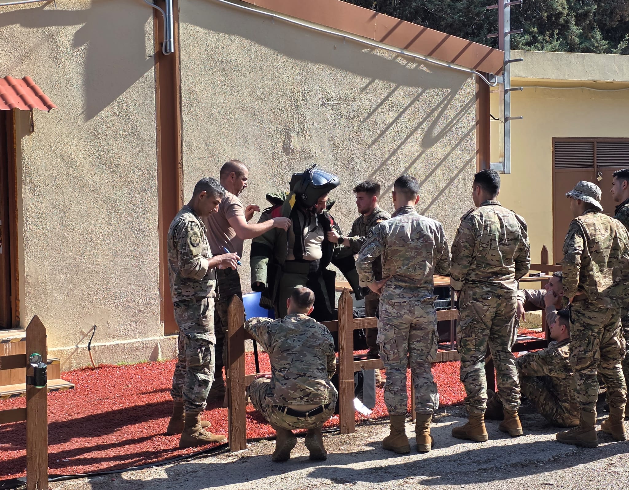 El equipo de instructores español forma a las LAF