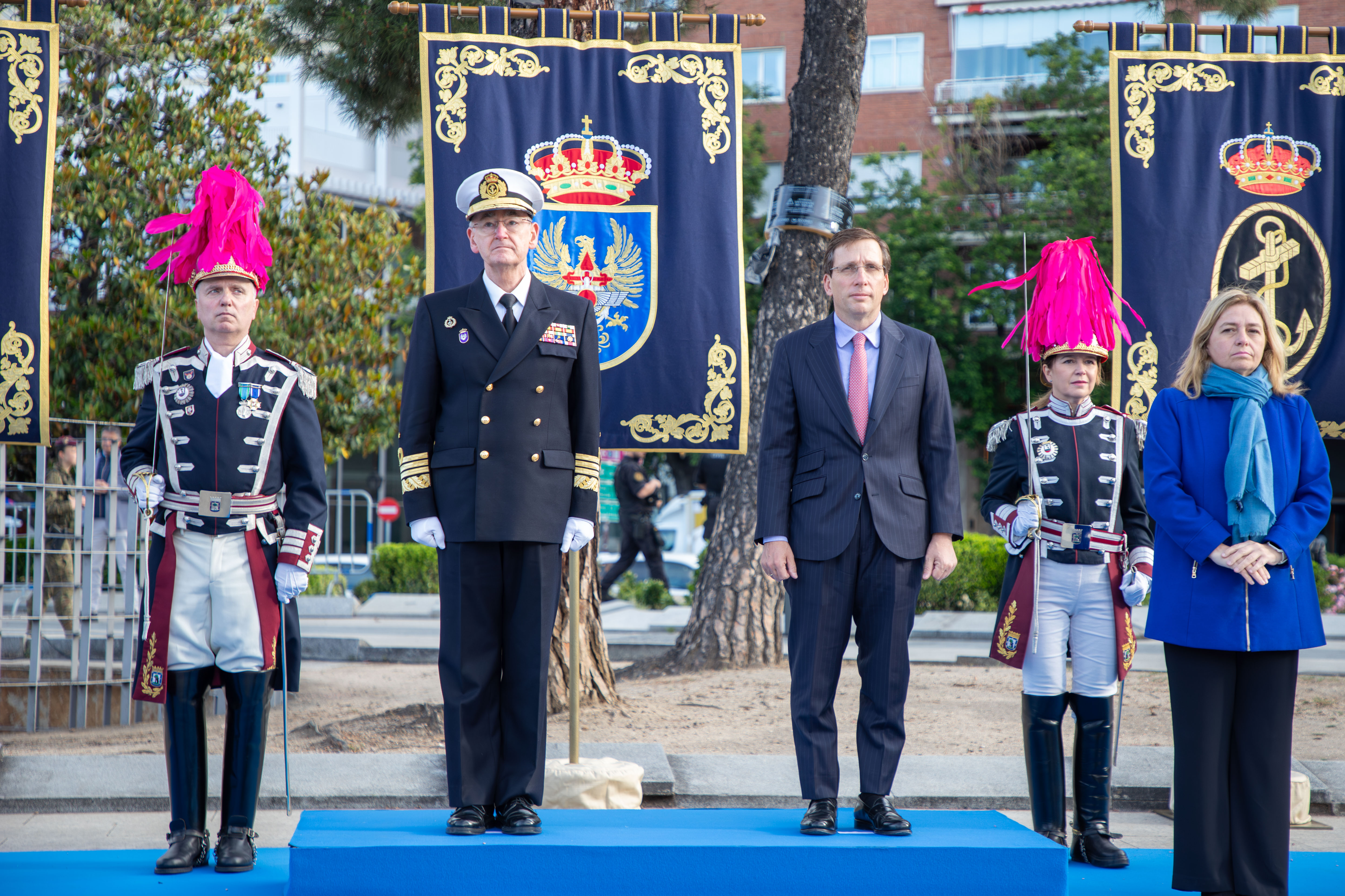 El JEMAD y el alcalde de Madrid en el izado