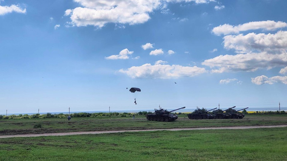 Operador nacional realizando un salto paracaidista