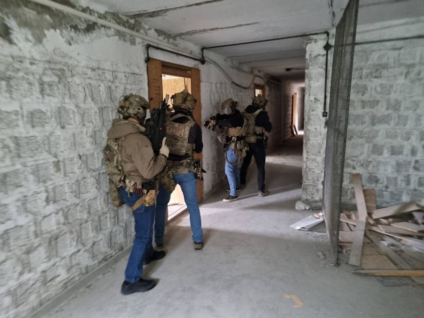 Operadores nacionales realizando combate en espacios cerrados
