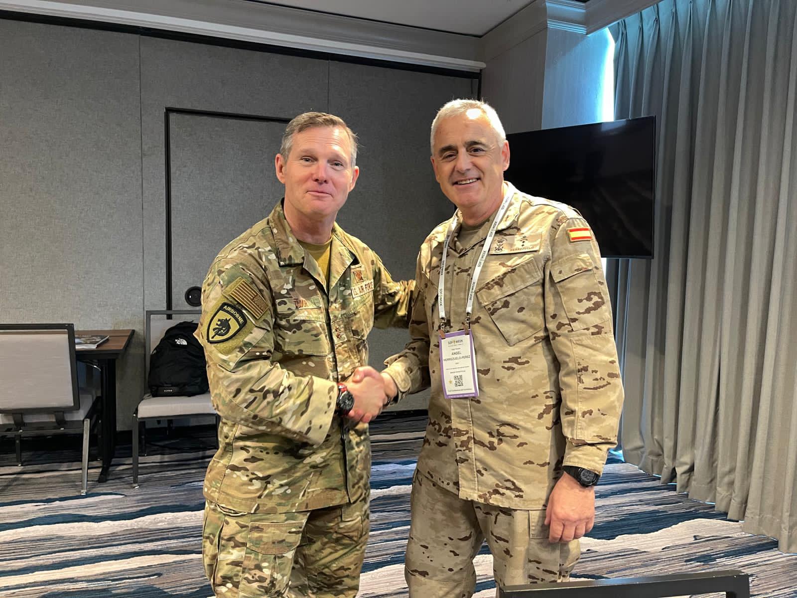 CMCOE con el comandante del SOCAFRICA, general de división Claude K. Tudor