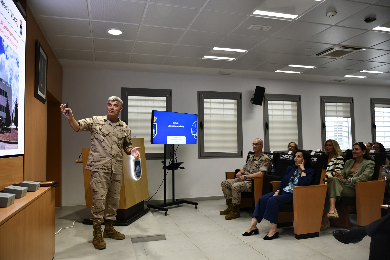 El vicealmirante Roca durante su presentación
