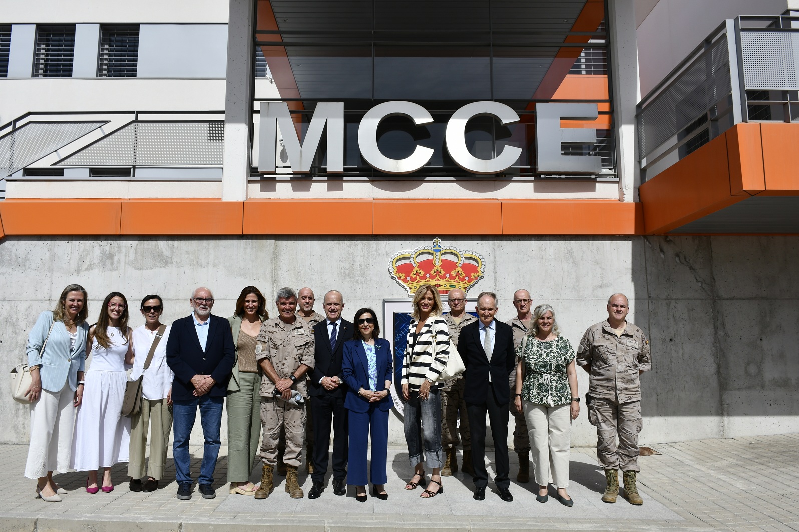 La ministra de Defensa junto al CMCCE y representantes de la Fundación SOL