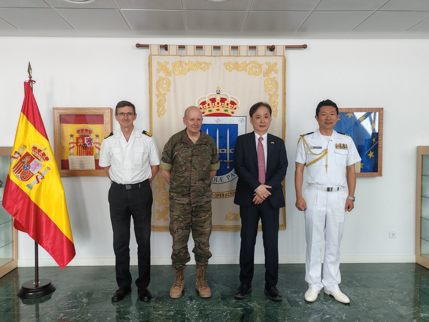 Visita del embajador de Japón al Mando de Operaciones