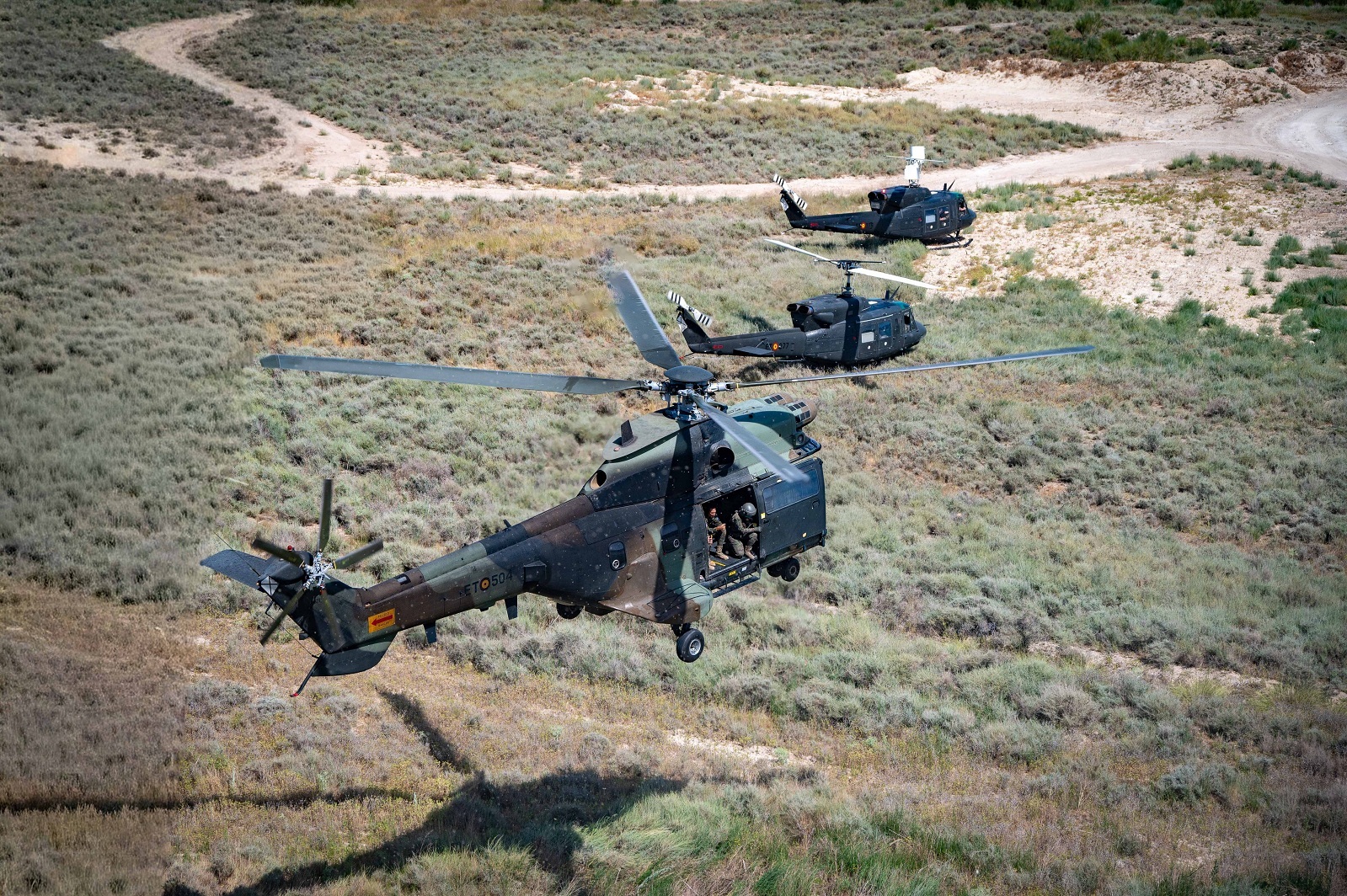 Helicópteros super puma y AB-212 en vuelo táctico