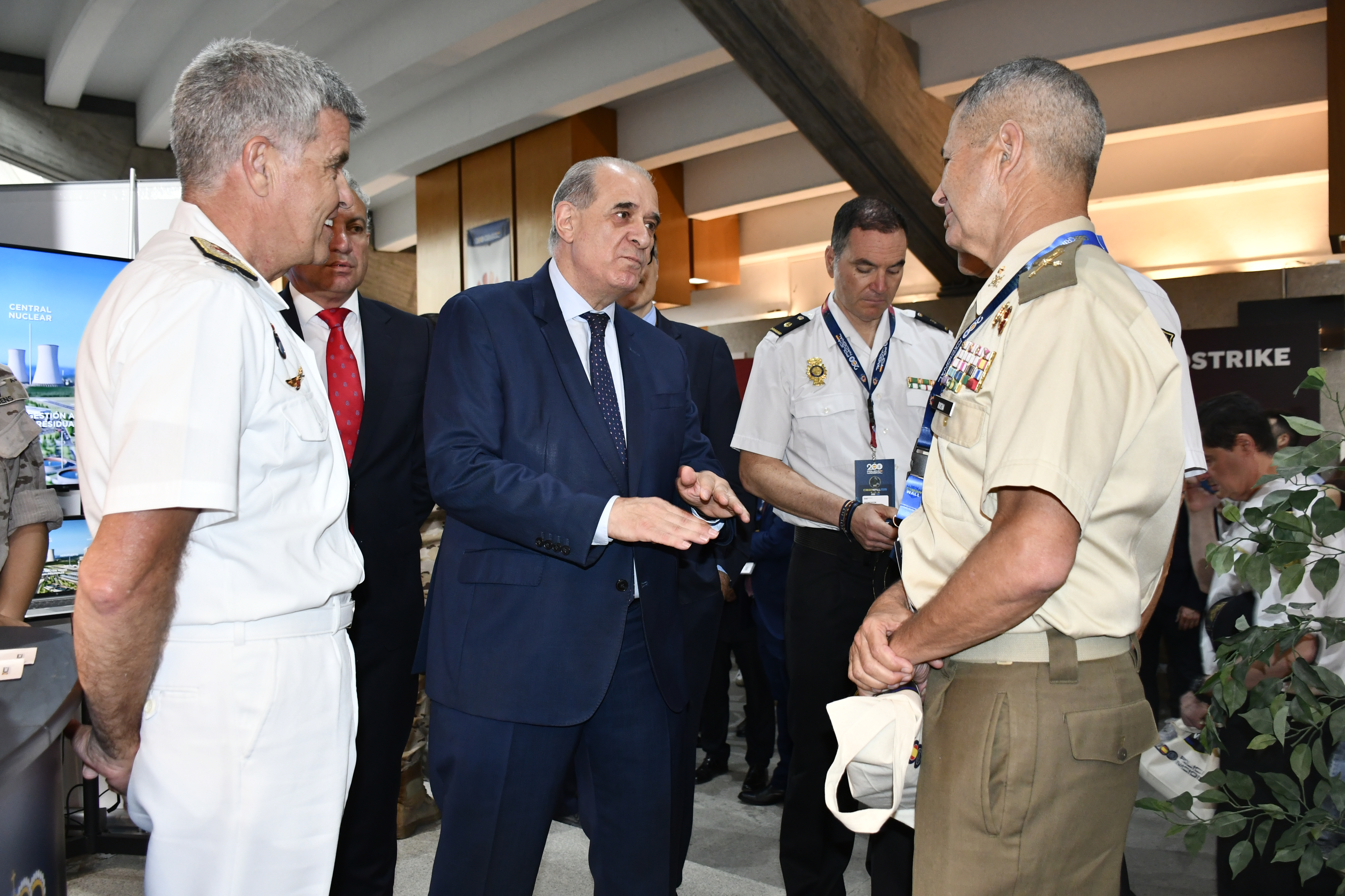 El director general de la Policía visita el estand del MCCE
