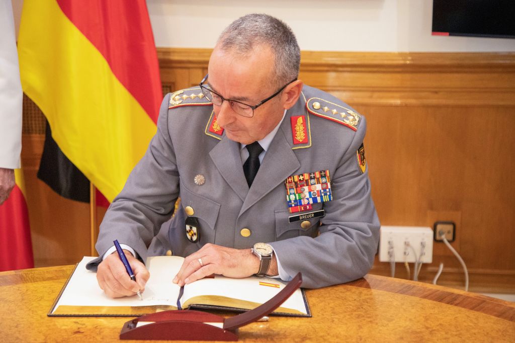Firma en el libro de honor