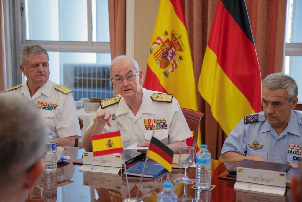 Reunión de trabajo en el EMAD