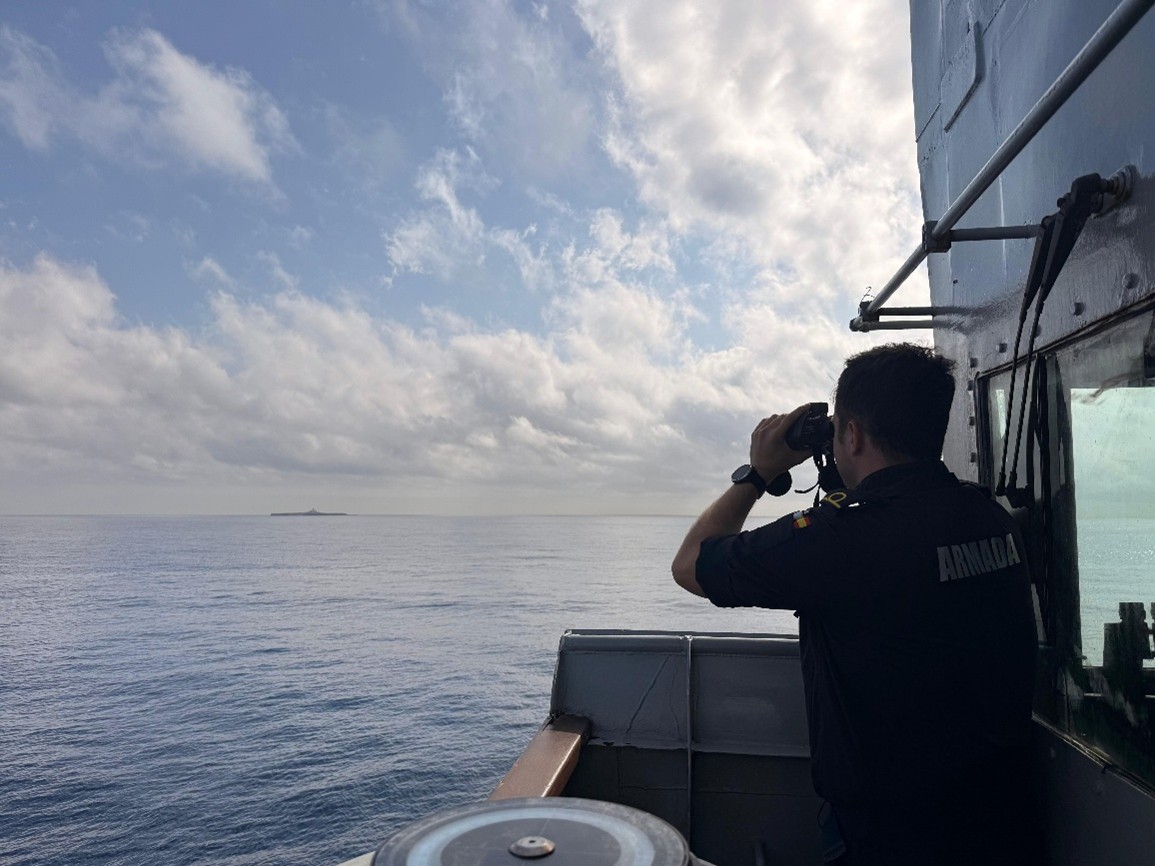 Oficial avistando la Isla de Alborán durante la OPVD